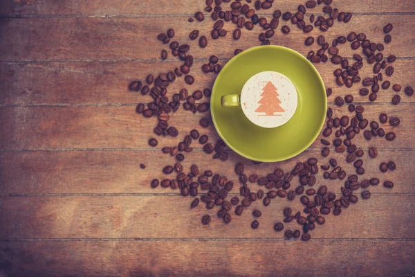 木製のテーブル図形心とコーヒーのカップ. — ストック写真