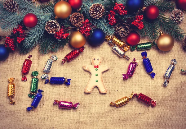 Homem de gengibre e presentes de Natal . — Fotografia de Stock