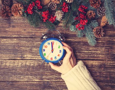 Kadın holding çalar saat bir tablo.