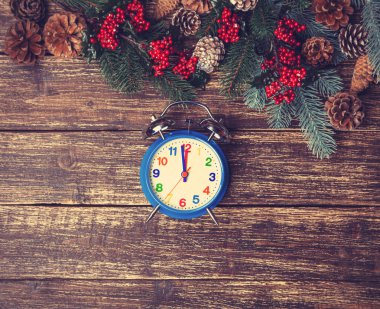 Vintage çalar saat ile çam dalı