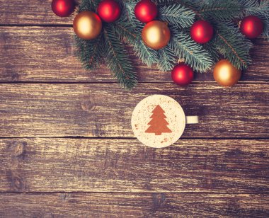 Kahve krem Noel ağacı bir tablo ile.