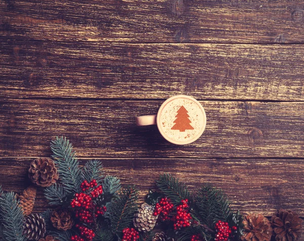 Tasse de café avec arbre de Noël crème sur une table . — Photo