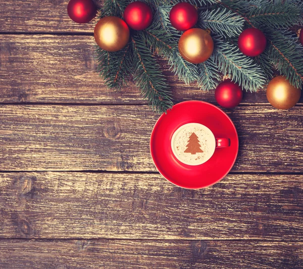Kopp med kremet juletre på et bord . – stockfoto