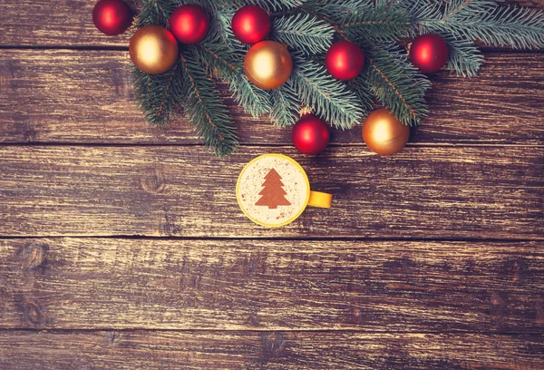 La taza del café con la crema el árbol de navidad sobre la mesa . —  Fotos de Stock