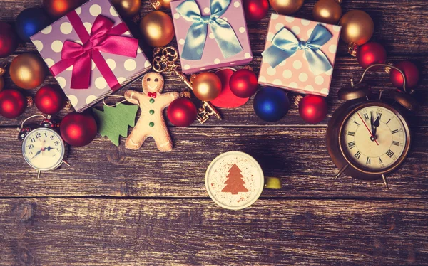 Tazza di caffè con albero di Natale alla panna e giocattoli su un tavolo — Foto Stock