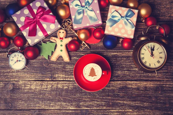 Cup of coffee with cream christmas tree and toys on a table — Stock Photo, Image