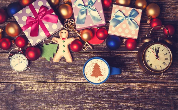 Tasse de café avec arbre de Noël crème et jouets sur une table — Photo