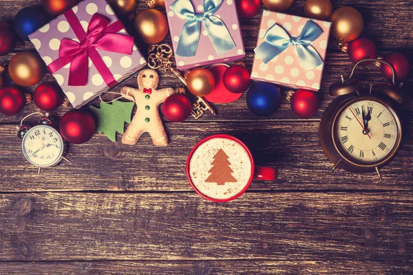 Tasse Kaffee mit Sahne-Weihnachtsbaum und Spielzeug auf einem Tisch — Stockfoto