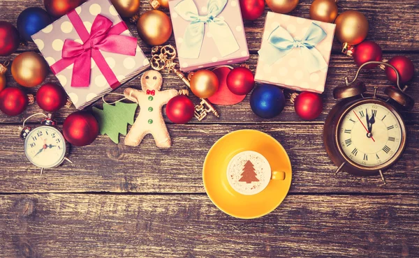 Xícara de café com árvore de Natal de creme e brinquedos em uma mesa — Fotografia de Stock