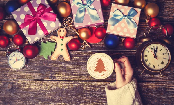 टॅबवर क्रीम ख्रिसमस ट्रीसह कॉफीचा कप धारण करणारी स्त्री — स्टॉक फोटो, इमेज
