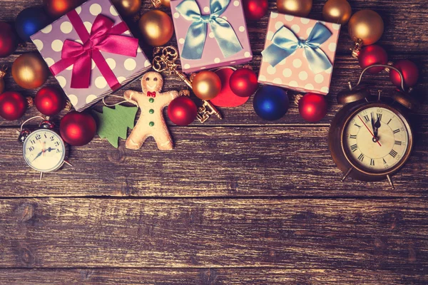 Presentes de Natal em uma mesa. — Fotografia de Stock