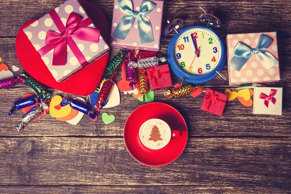 Tasse de café avec arbre de Noël crème et jouets sur une table — Photo