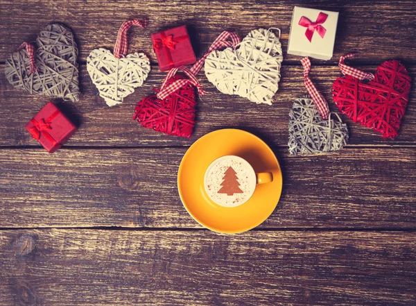 Tasse de café avec arbre de Noël crème sur une table . — Photo