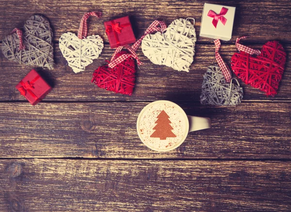 Tasse Kaffee mit Sahne-Weihnachtsbaum auf dem Tisch. — Stockfoto