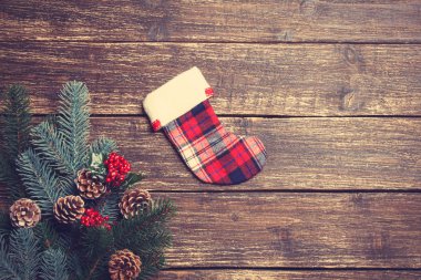 Çorap pinecones ve dalları yakın bir masaya