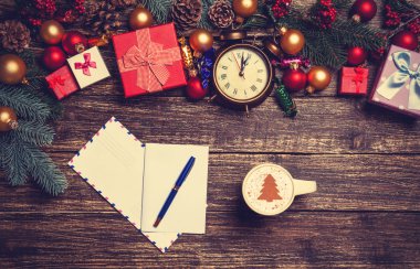mektup ve Noel hediyeleri, çalar saat ve çam br ile kahve