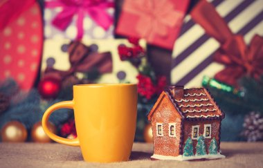 Fincan kahve ve Noel ev oyuncak bir tablo