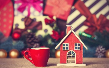 Fincan kahve ve Noel ev oyuncak bir tablo