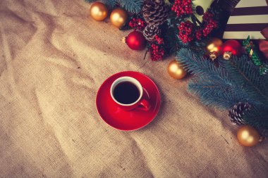 bir fincan kahve ve Noel hediyeleri.