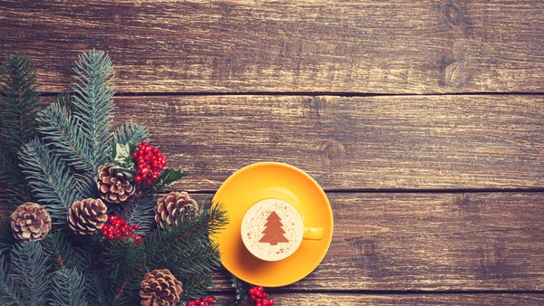 Cappuccino chaud en forme d'arbre de Noël sur une table en bois près de — Photo