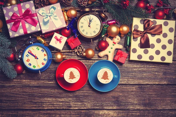 Gifts, cup of coffee and pine branch on a wooden table. — Stock Photo, Image