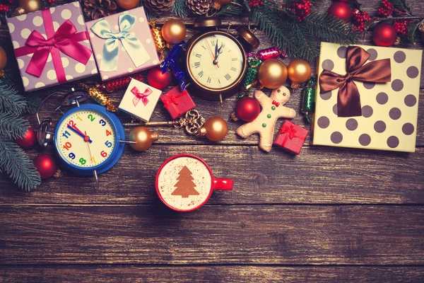 Geschenke, Kaffee und Tannenzweig auf einem Holztisch. — Stockfoto