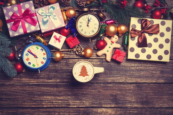 Подарунки, чашка кави та гілка сосни на дерев'яному столі . — стокове фото