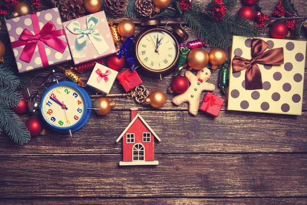 Casa de brinquedo e presentes de Natal, pão de gengibre, despertadores — Fotografia de Stock