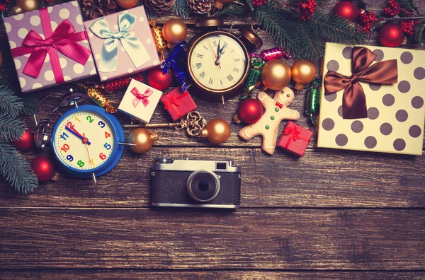 Kamera, julklappar, pepparkakor, väckarklockor — Stockfoto