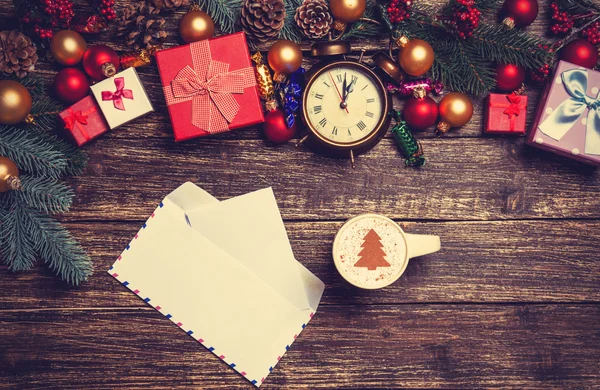 Carta y regalos de Navidad, café con despertador y pino br —  Fotos de Stock