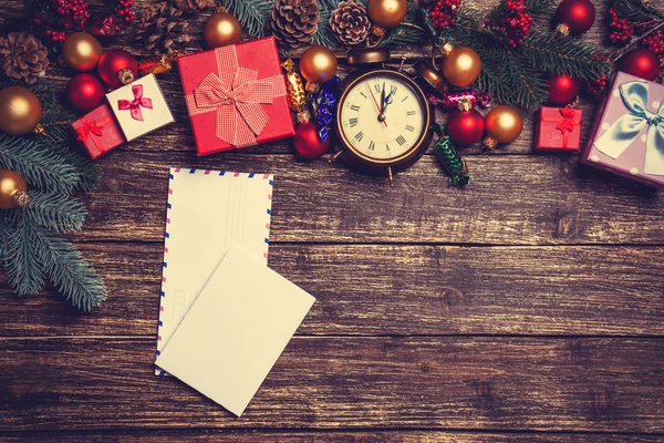 Листи та різдвяні подарунки, будильники та гілки сосни — стокове фото