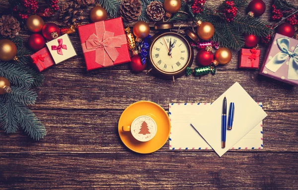 Lettera e regali di Natale, caffè con sveglia e pino br — Foto Stock