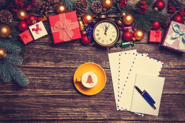 Carta y regalos de Navidad, café con despertador y pino br —  Fotos de Stock