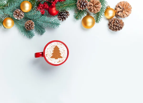 Kopp cappuccino med julgran form på ett vitt bord. — Stockfoto