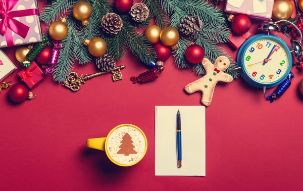 Cappuccino e carta com presentes de Natal — Fotografia de Stock