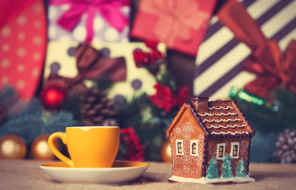 Tazza di caffè e giocattolo di casa di Natale su un tavolo — Foto Stock