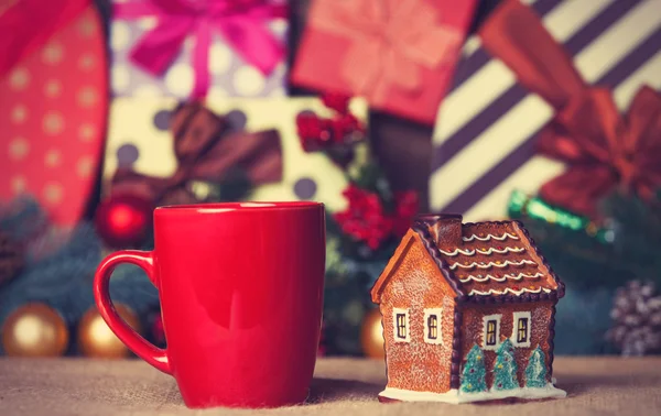 La taza del café y el juguete de Navidad de casa sobre la mesa —  Fotos de Stock