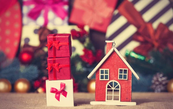 Hračky dům a vánoční dárky — Stock fotografie
