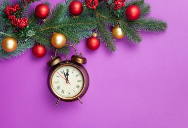 Çalar saat ile Menekşe arka plan çam dalı.