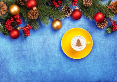 kapuçino ve Noel ağacı şekil ve çam dalı mavi arka