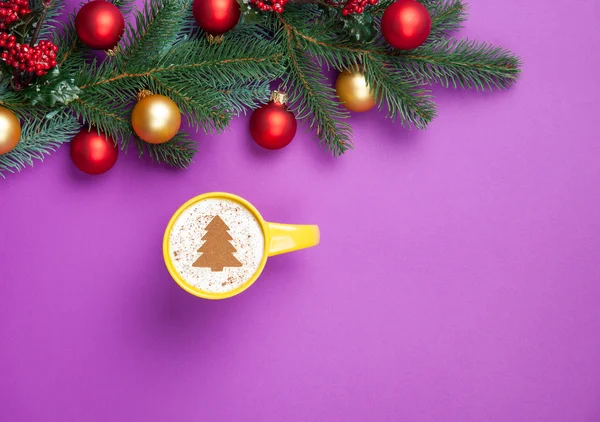 Cappuccino i Boże Narodzenie prezenty z pine oddział na fioletowym tle — Zdjęcie stockowe