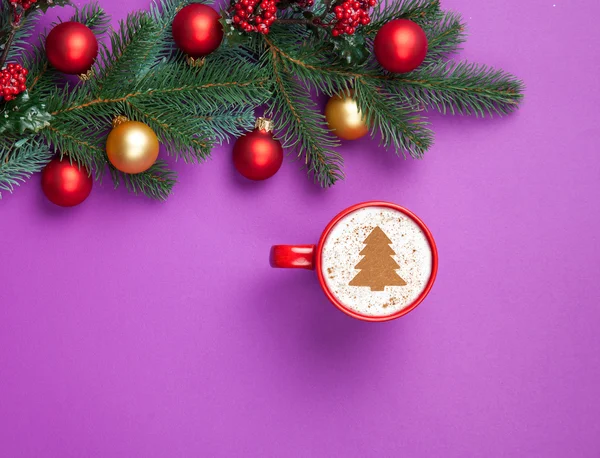 Cappuccino Boże Narodzenie Prezenty Pine Oddział Fioletowym Tle — Zdjęcie stockowe