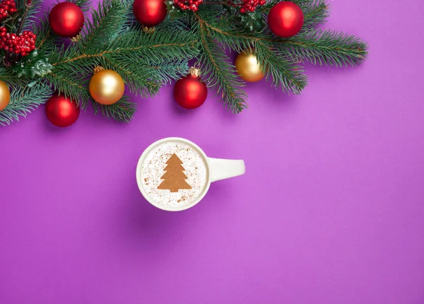 Cappuccino und Weihnachtsgeschenke mit Tannenzweig auf violettem Hintergrund — Stockfoto