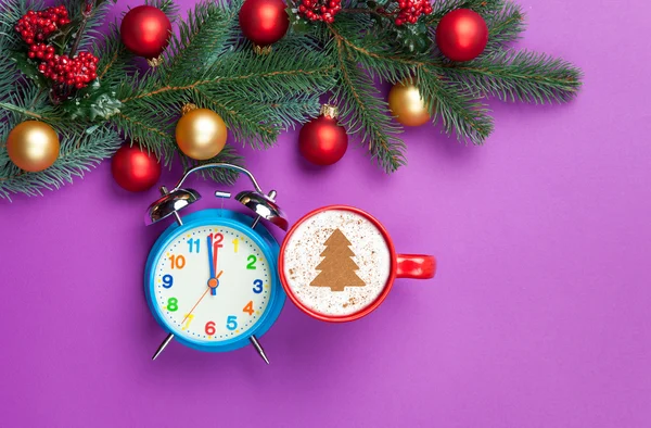 Cappuccino y árbol de navidad con despertador —  Fotos de Stock