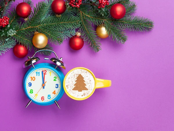 Cappuccino y árbol de navidad con despertador —  Fotos de Stock