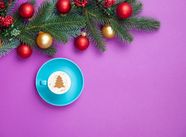 Cappuccino e regali di Natale con ramo di pino su dorso viola — Foto Stock