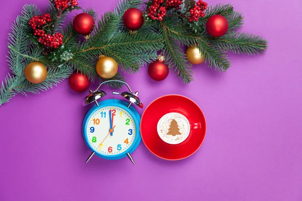 Cappuccino and christmas tree shape with alarm clock — Stock Photo, Image