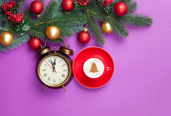 Kapuçino ve Noel ağacı şekli ile çalar saat — Stok fotoğraf