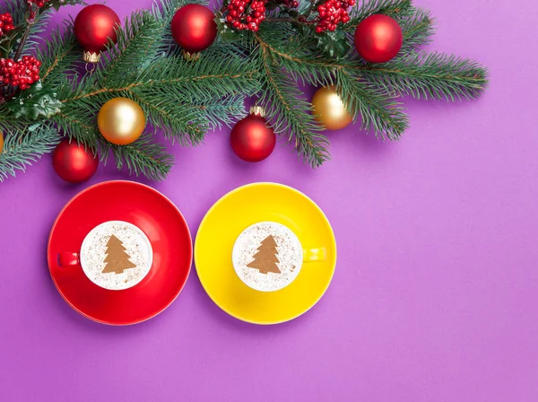 Due cappuccini a forma di albero di Natale e ramo di pino — Foto Stock