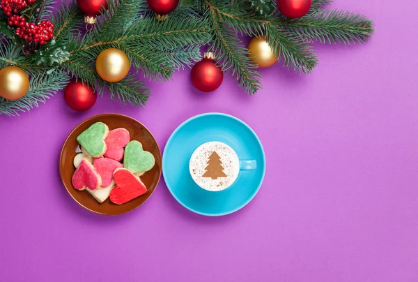 Cappuccino e albero di Natale a forma di biscotto — Foto Stock